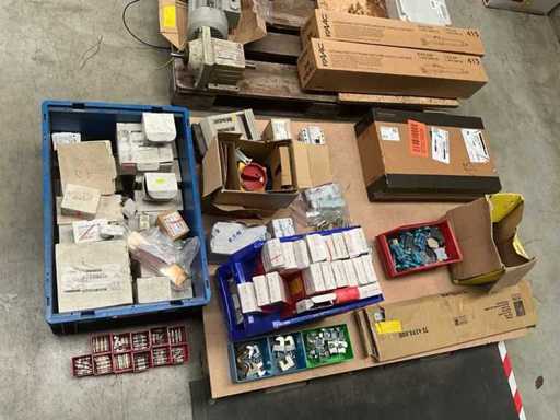 O mulțime de siguranțe și accesorii diverse