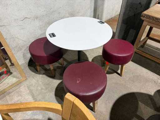 Hütten – Bistrotisch mit 3 Hockern