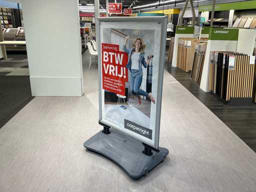 Cartello asfaltato con 2 bandiere