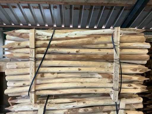 Robinia posts Ø 60-80mm peeled and pointed - 1800mm.