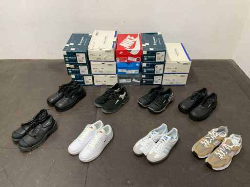 Party aus Turnschuhen und Arbeitsschuhen