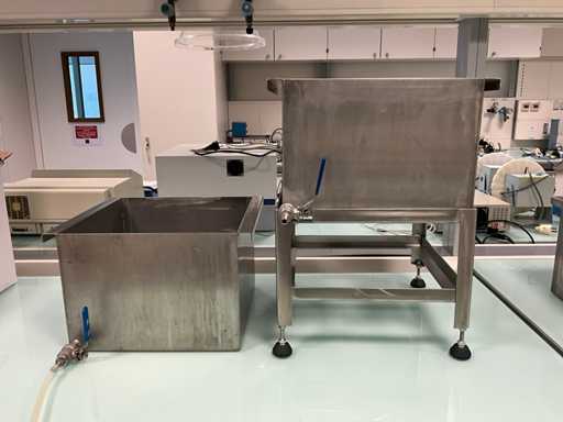 Edelstahltank mit Halterung