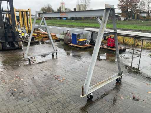 Cadru de macara cu rampă rolantă