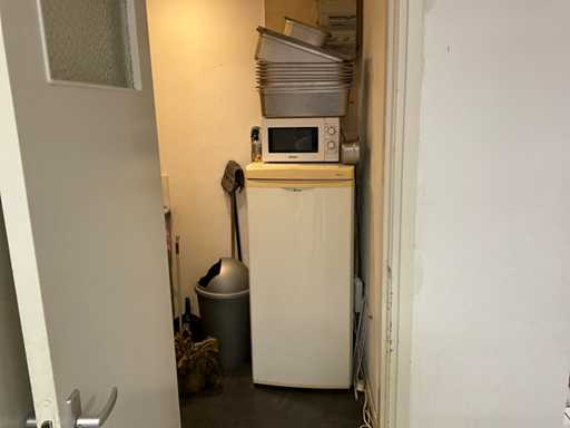 Réfrigérateur, micro-ondes et divers ustensiles de cuisine