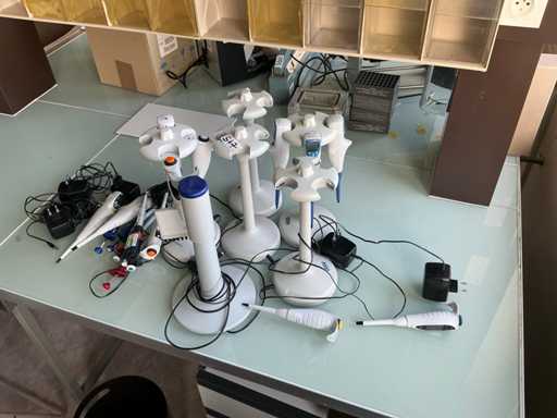 Various pipettes (16x)