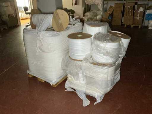 Pallets van buisvormige uitgezet polyethyleen (2x)