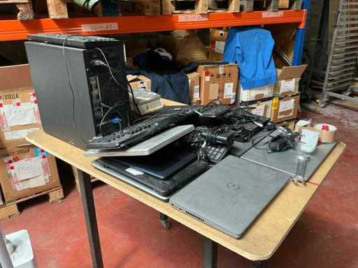 Partij diverse laptops, desktop en toebehoren