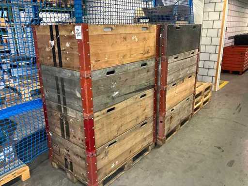 Lots of pallets with frames
