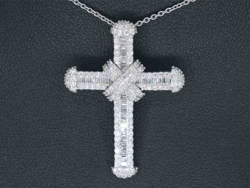 Wisiorek z białym złotym krzyżem z diamentami
