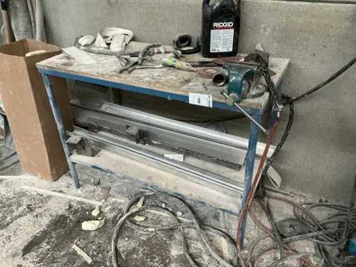 Metalltisch mit Schraubstock