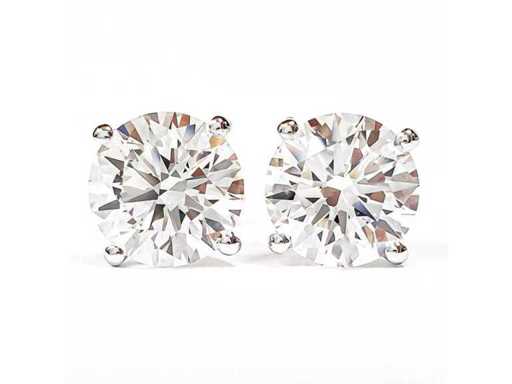Des boucles d’oreilles en or blanc 14 carats avec un calibre 4,13 ct. Diamant