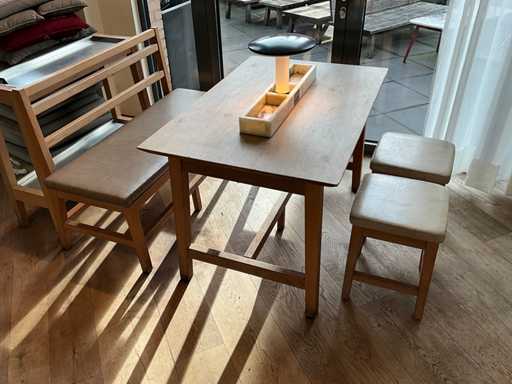 Hutten - Restauranttafel met bank en 2 krukken