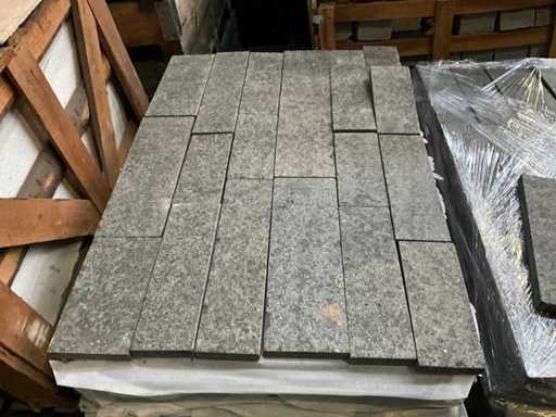 Carrelage de jardin en pierre naturelle basalte