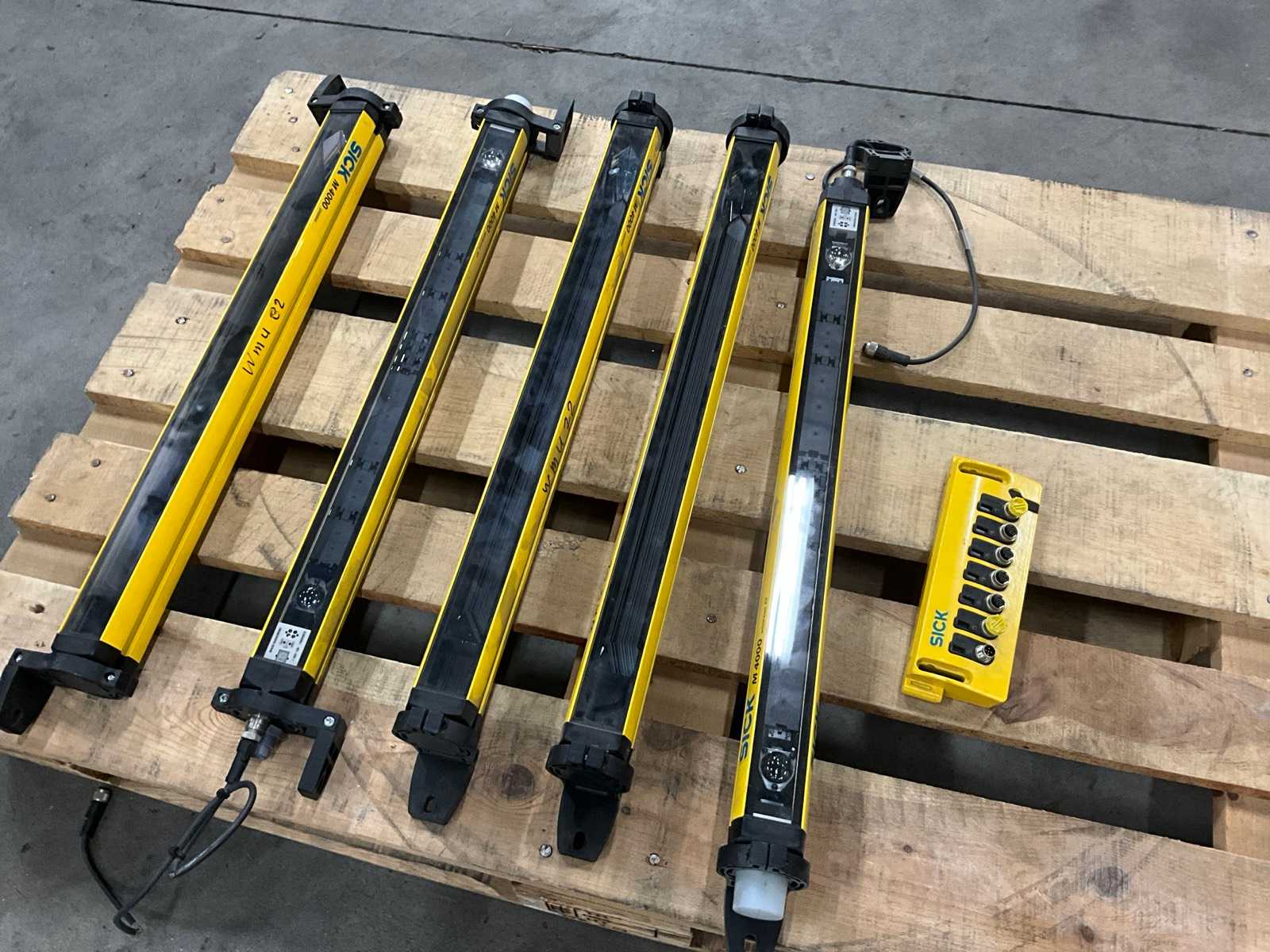 Sick M4000 Safety light curtain and distributor (5x)
