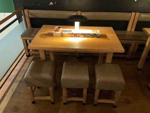 Hutten - Halfhoge tafel met bank en 3 krukken