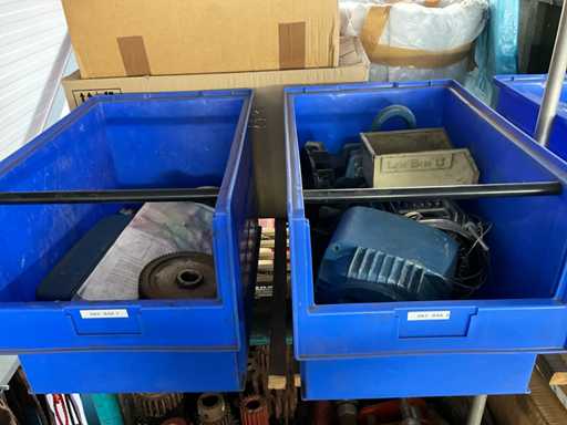 2 x blauwe bak met diverse onderdelen tandwielen, schijven, aandrijfas etc. Zie lijst