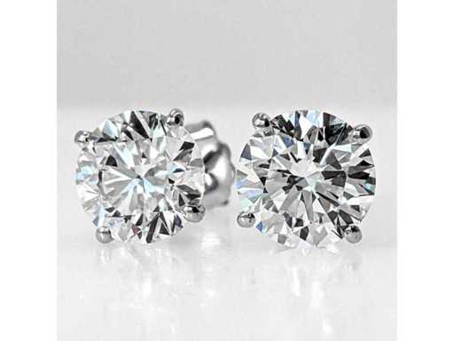 18 Karaat witgouden oorstekers met 4,01  crt diamant