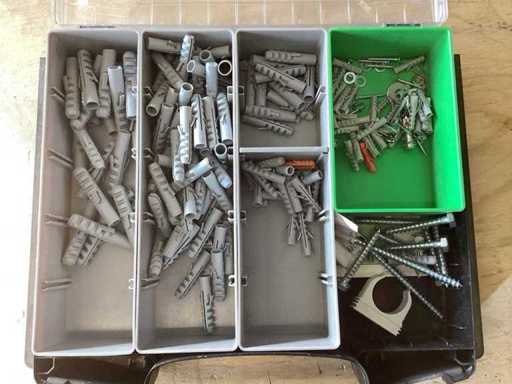 Varillas y tornillos mezclados en caja