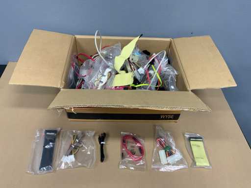 Box mit verschiedenen Audiokabeln