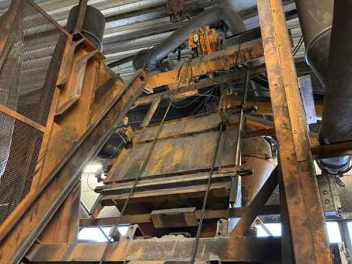 Concrete bucket lift