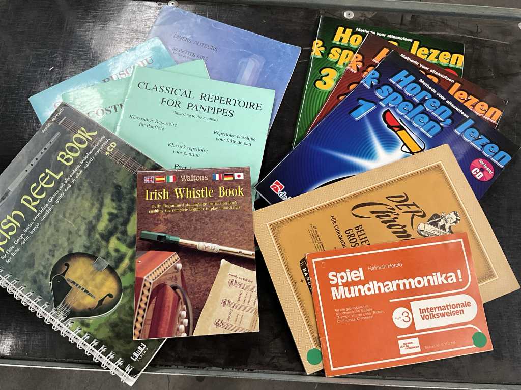 11 diverse partituurboeken voor blaasinstrumenten