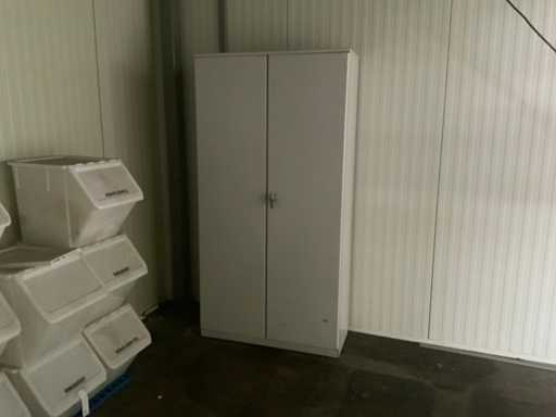 Werkstattschrank mit Inhalt