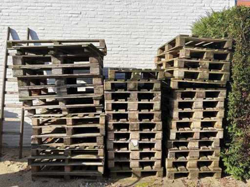 O mulțime de paleți de lemn, 40 de piese