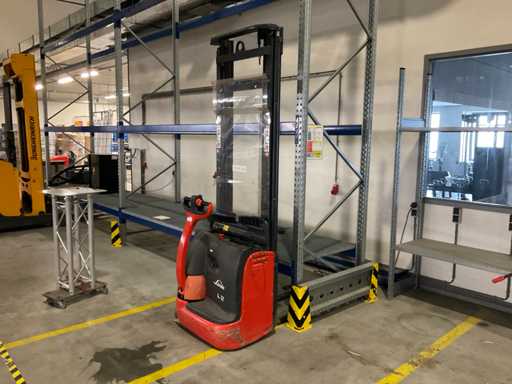 Linde L12 Stacker