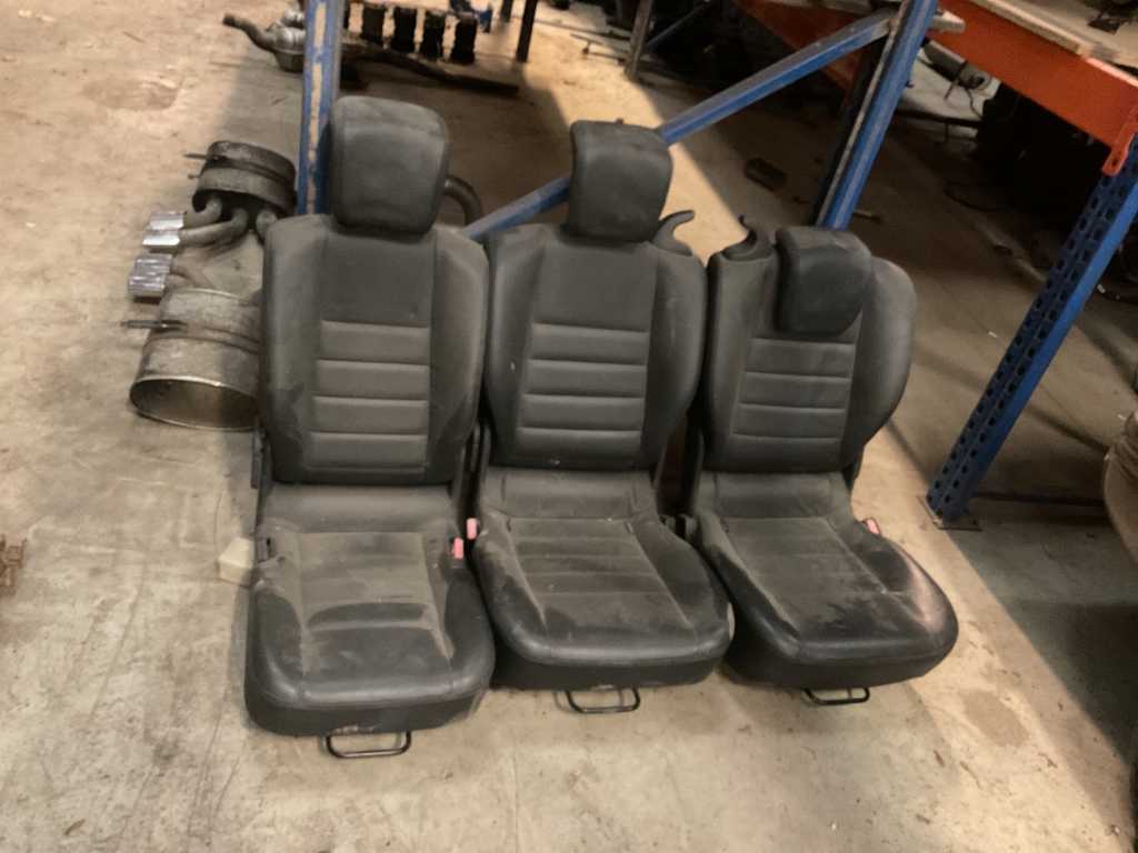 Rear seats (3x)