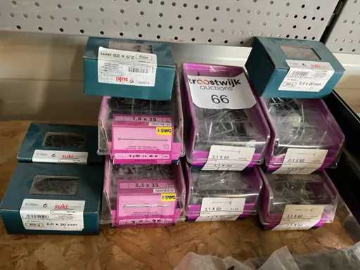 Partij nagels en krammen