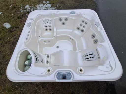 Hotspring 5 person Jacuzzi and outdoor spa