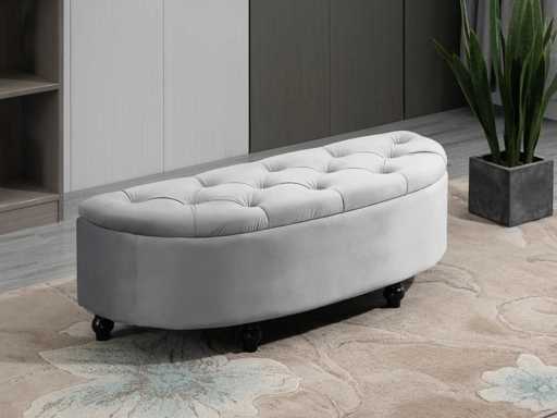 Gestoffeerde opbergdoos met halve cirkelvormige kant van het bed