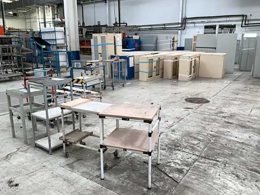 Assortimento di mobili per officina