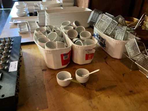 Barattoli di burro con cucchiaio