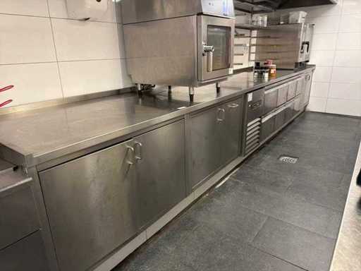 Refrigerated workbench including refrigerated drawers