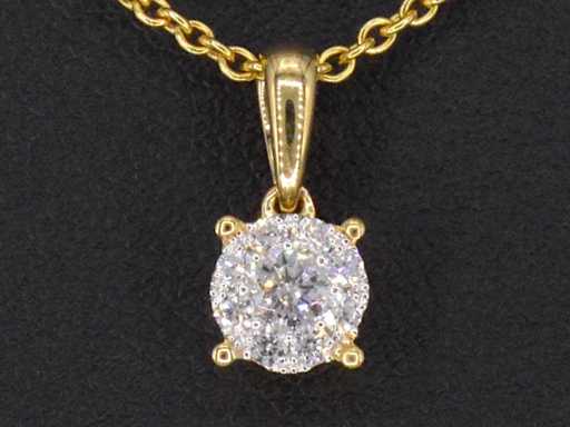 Gold entourage pendant with brilliant cut diamonds