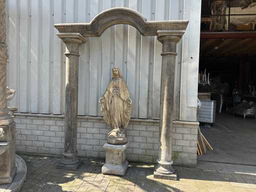 Capela complet? cu Maria