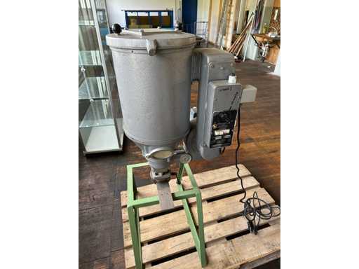 Plastic pellet dryer