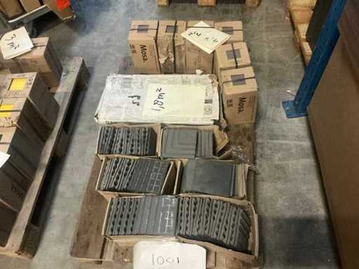 Un set de diverse plăci și plăci de prag