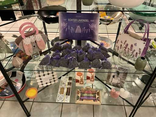 Pajoma diverse geuren,theelichtjes, kaarsen en diverse decoratie...