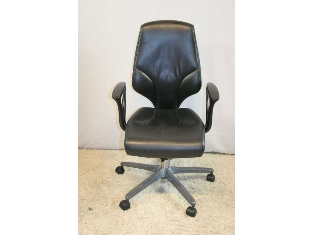 Chaise de bureau ergonomique Giroflex 64 en cuir noir