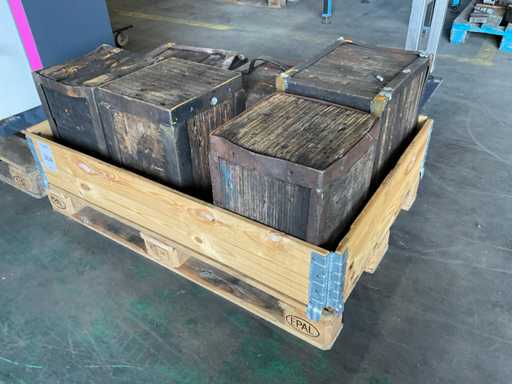 Partia drewnianych klocków w ramie