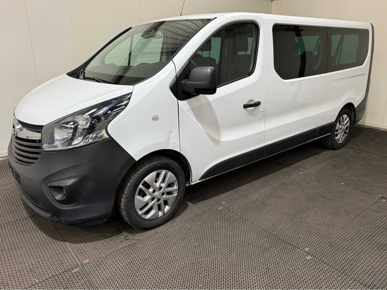 Opel – Vivaro – Combi – 1.6 Bi turbo – 9 Seater – Commercial vehicle – 2017