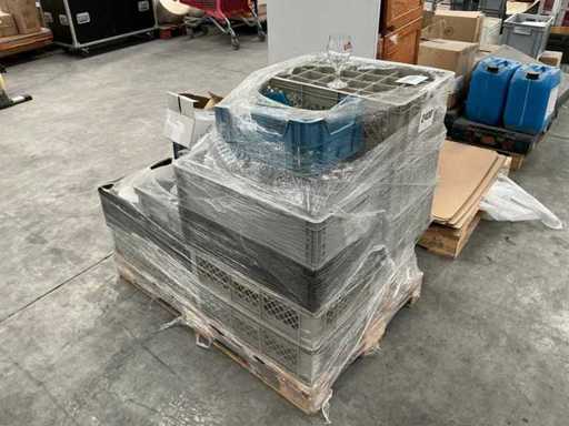 Batch of various glassware/catering supplies