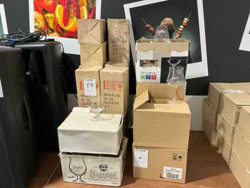 Charge verschiedener Biergläser