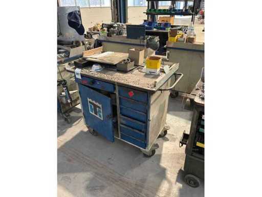 Werkzeugwagen mit Inhalten