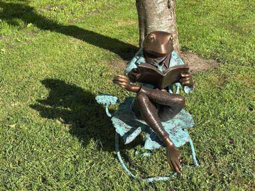 Skulptur mit der Aufschrift Bronzefrosch