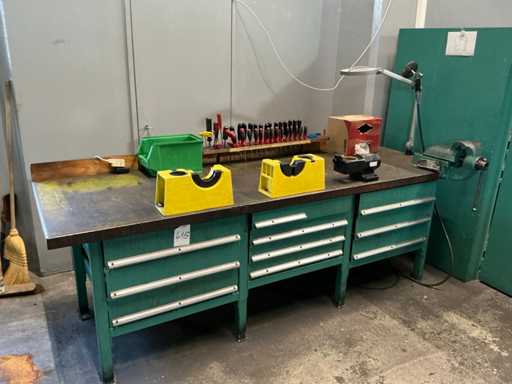 Workbench with drawer body and vice