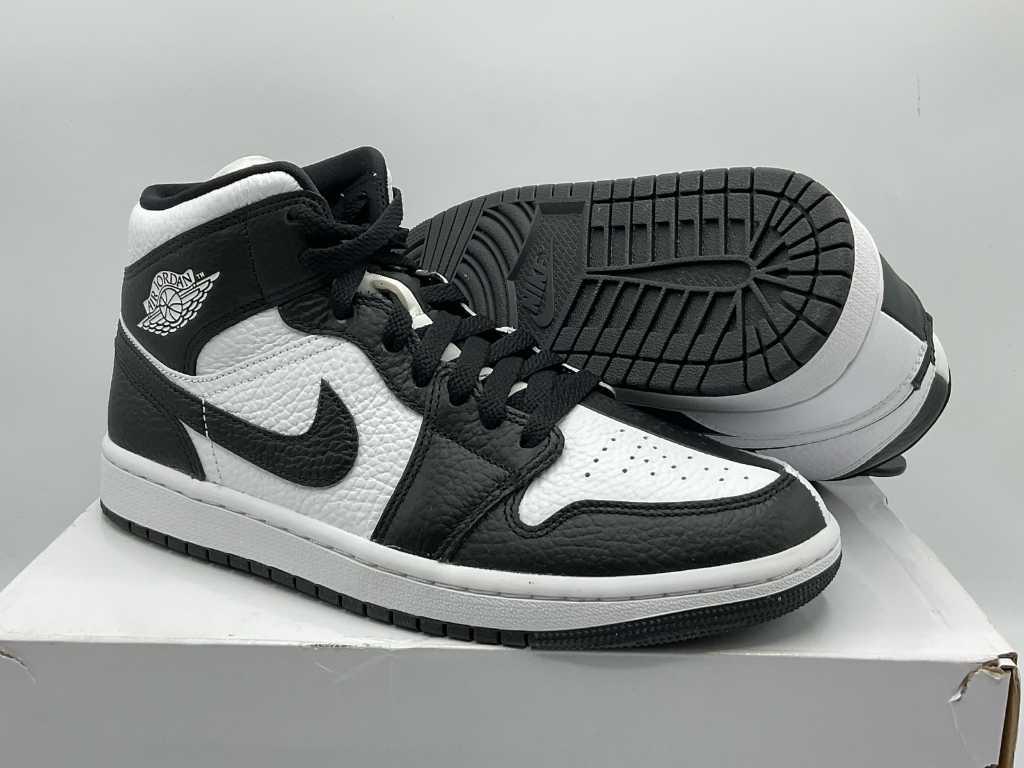 Nike air jordan hotsell 1 mid womens tuxedo