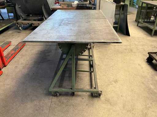 Mobile welding table